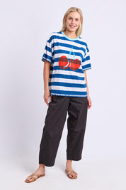 Model Genericm wearing size sample of the Cherry Tee – Chinablue in colour Chinablue, from the front