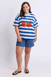 Model Genericm wearing size sample of the Cherry Tee – Chinablue in colour Chinablue, from the front