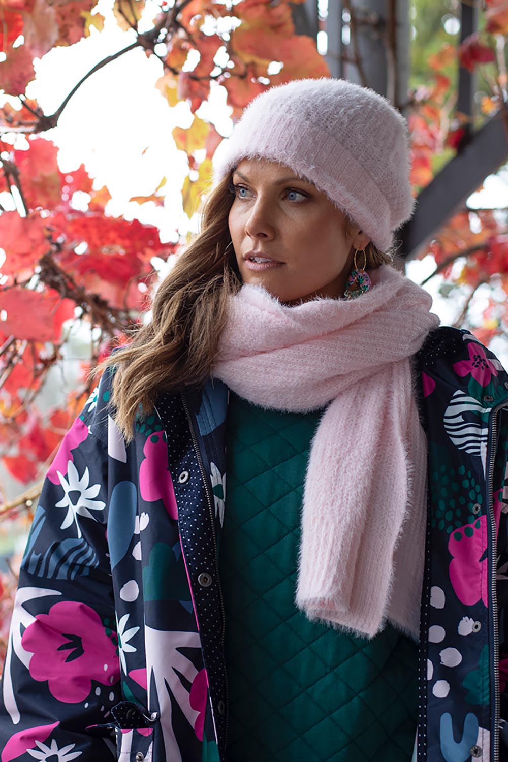 A model wearing the Snug Beanie in colour Peonypink (Pink), from the front, showing the whole outfit