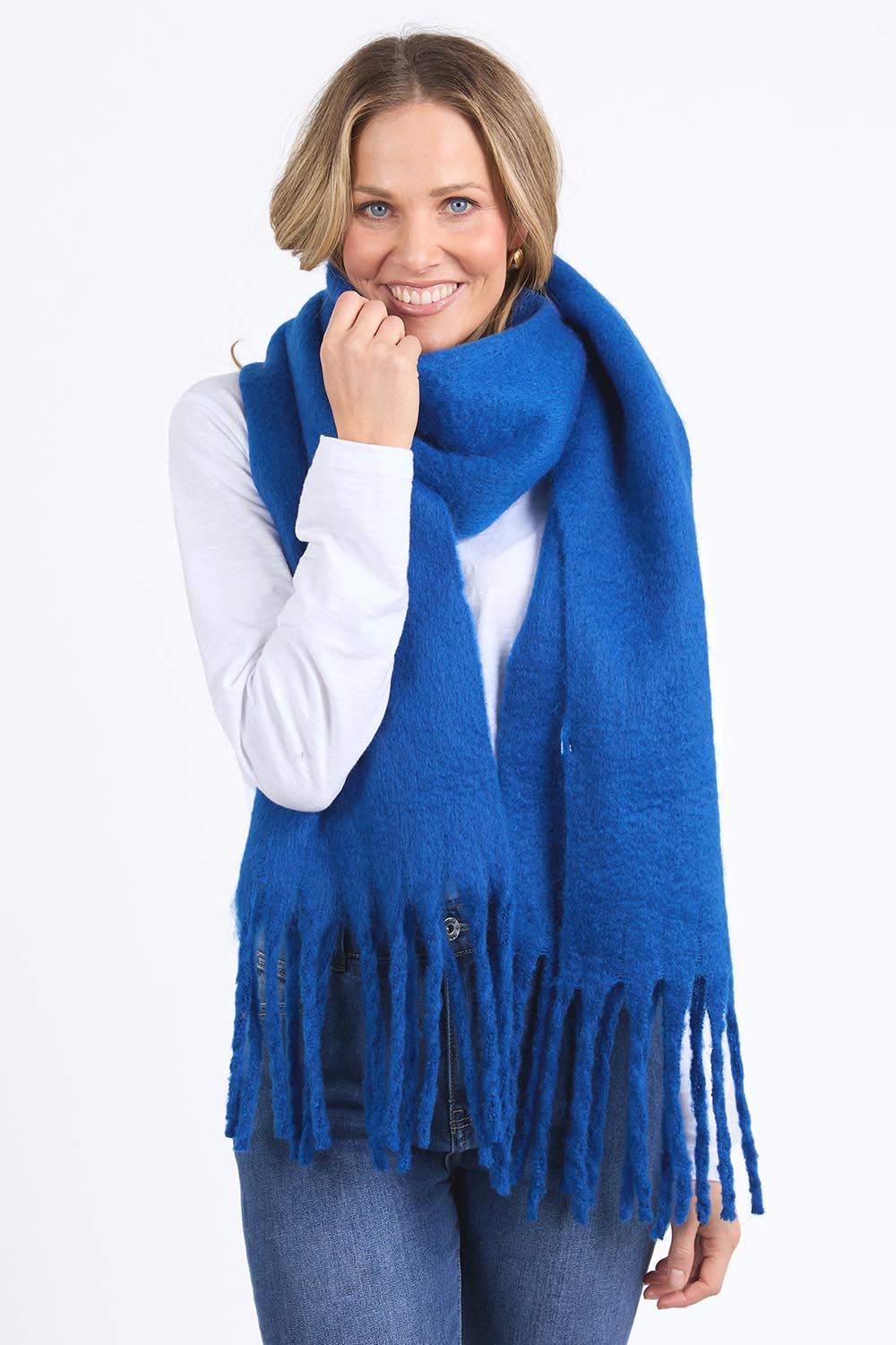 A model wearing the Cosy Scarf in colour Deepblue (Blue), from the front, cropped image