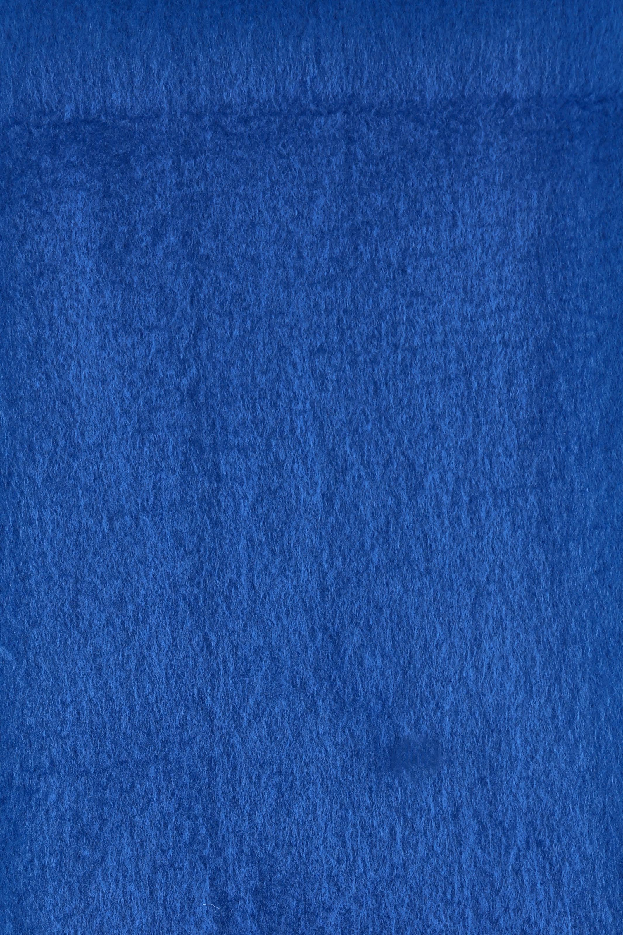 Product shot of the Cosy Scarf in colour Deepblue (Blue), detail