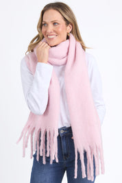 A model wearing the Cosy Scarf in colour Pinkblush (Pink), from the front, cropped image