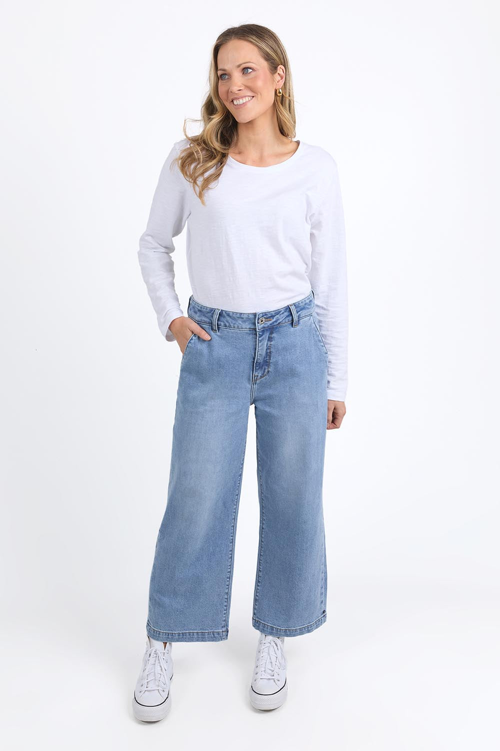 A model wearing the Izzy Wide Leg Jean in colour Lightblue (Blue), from the front, showing the whole outfit
