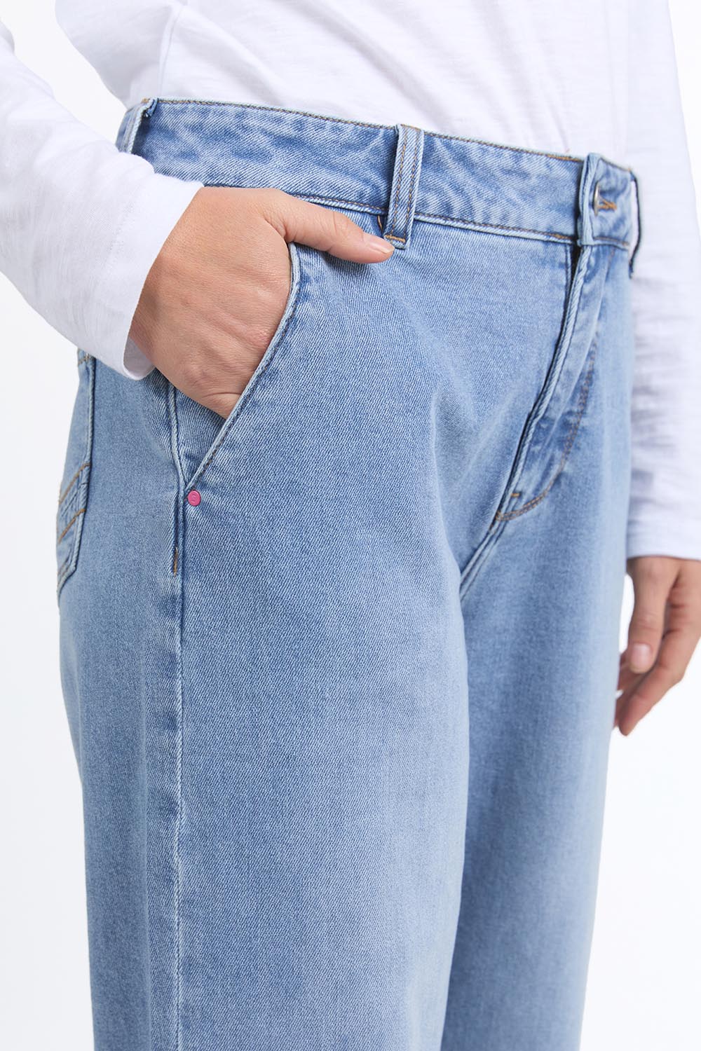 A model wearing the Izzy Wide Leg Jean in colour Lightblue (Blue), from the front, showing the whole outfit