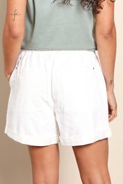 Model Pamelar wearing size 10 of the Fundamental Emma Relaxed Denim Short - Vinwhite in colour Vinwhite, from the back