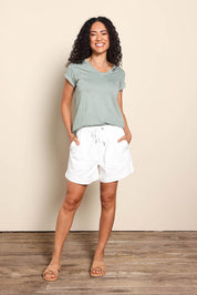 Model Pamelar wearing size 10 of the Fundamental Emma Relaxed Denim Short - Vinwhite in colour Vinwhite, from the front