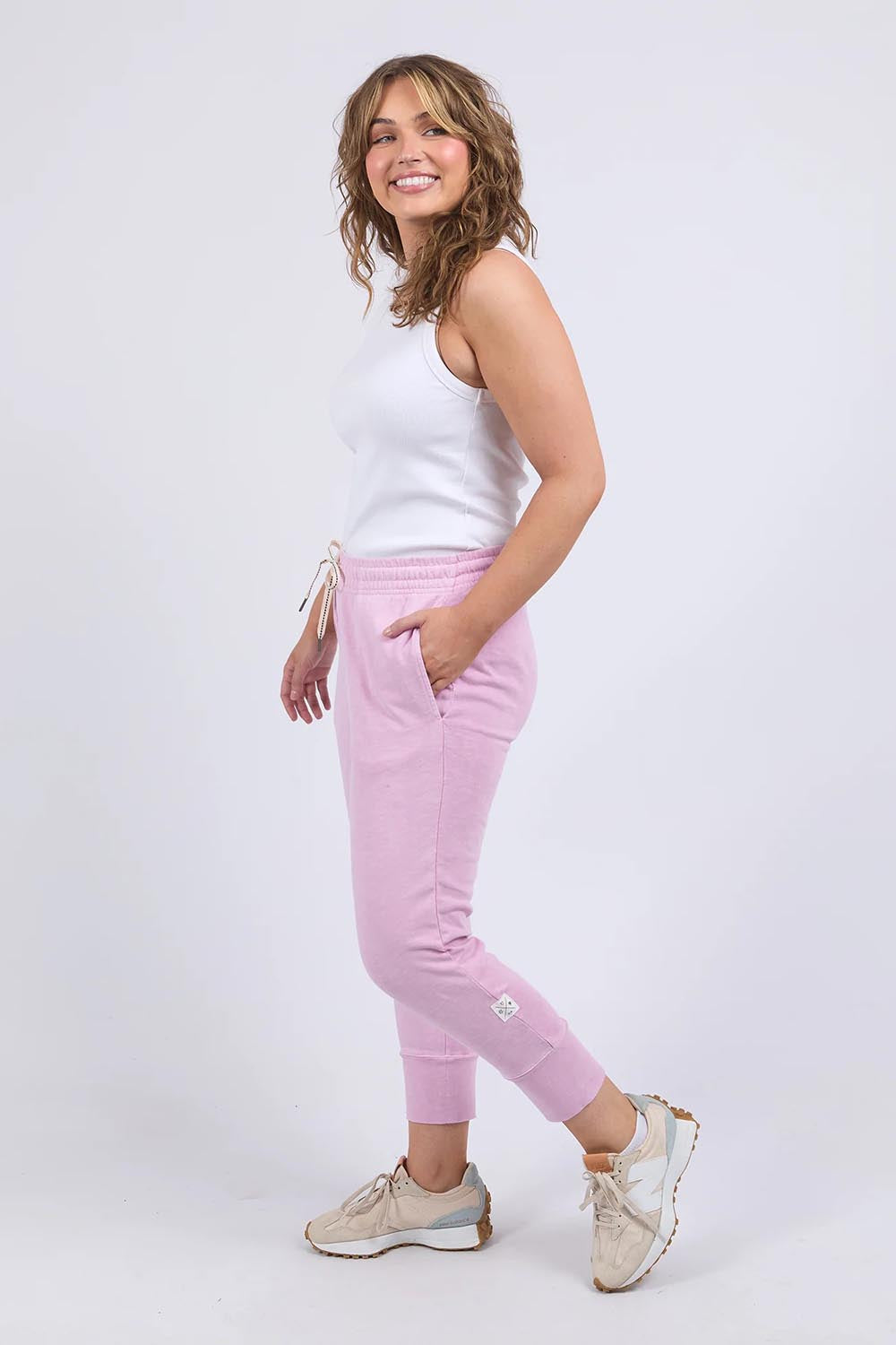 A model wearing the Fundamental Brunch Cotton Pant in colour Duskpink (Pink), from the front, showing the whole outfit