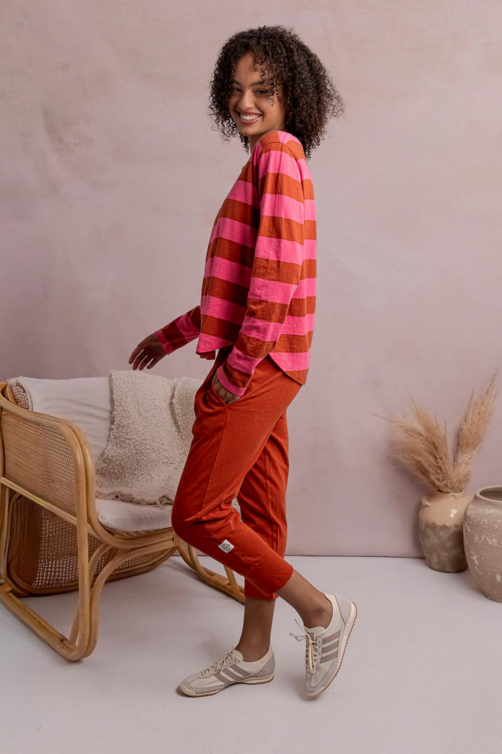 Model Genericm wearing size sample of the Fundamental Brunch Cotton Pant – Earthbrown in colour Earthbrown, from the front