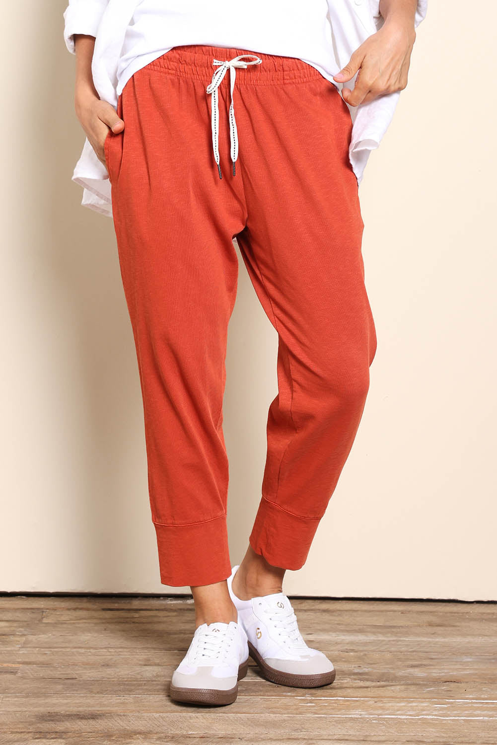 Model Pamelar wearing size 10 of the Fundamental Brunch Cotton Pant – Earthbrown in colour Earthbrown, in a cropped view