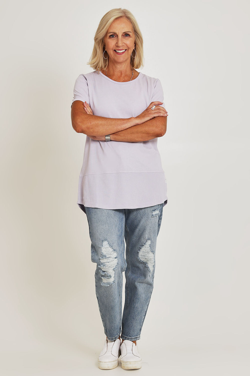 Model Sandy wearing size 10 of the Fundamental Rib Short Sleeve Cotton Tee in colour Dustylilac (Purple), from the front, showing the whole outfit