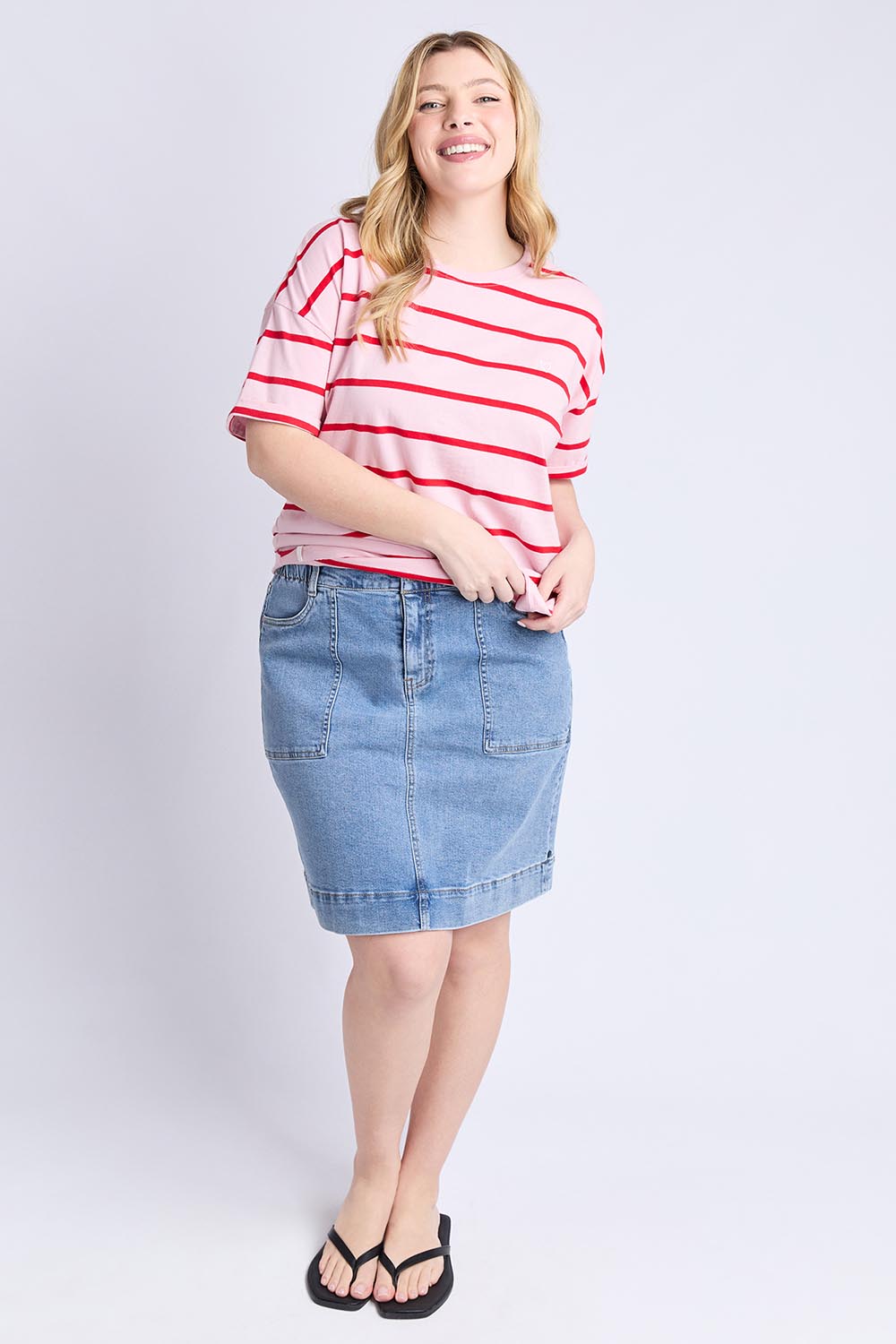 A model wearing the Fundamental Halli Cotton Short Sleeve Tee in colour Pinkladyst (Pink), from the front, showing the whole outfit
