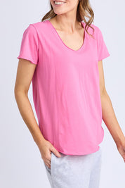 A model wearing the Fundamental Pima Cotton Vee Tee in colour Audorapink (Pink), from the front, cropped image