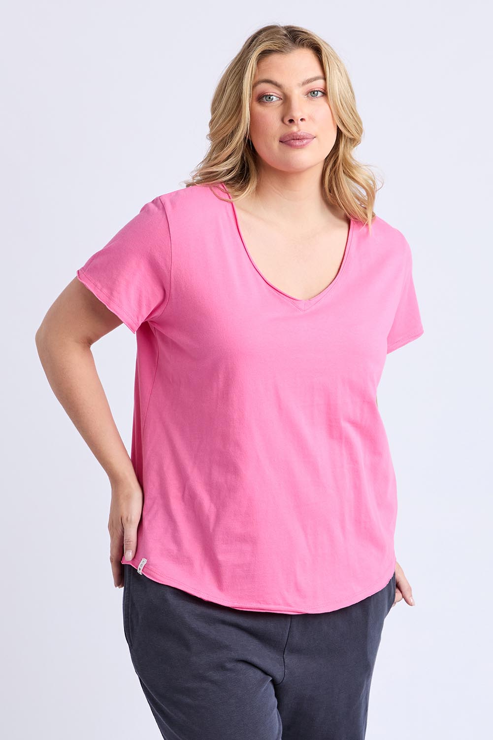 A model wearing the Fundamental Pima Cotton Vee Tee in colour Audorapink (Pink), from the front, cropped image