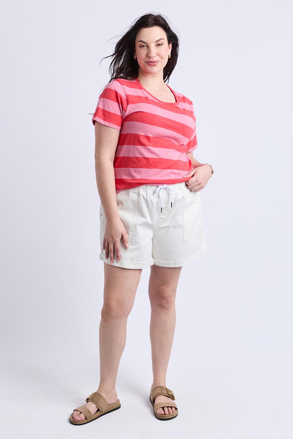 A model wearing the Fundamental Spritz Stripe Ss Cotton Tee in colour Cayennrose (Pink), from the front, showing the whole outfit