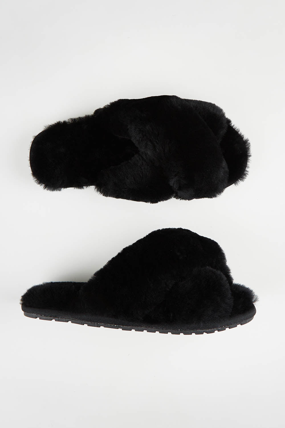 A model wearing the Mayberry Slipper Slide in colour Black (Black), from the front, showing the whole outfit