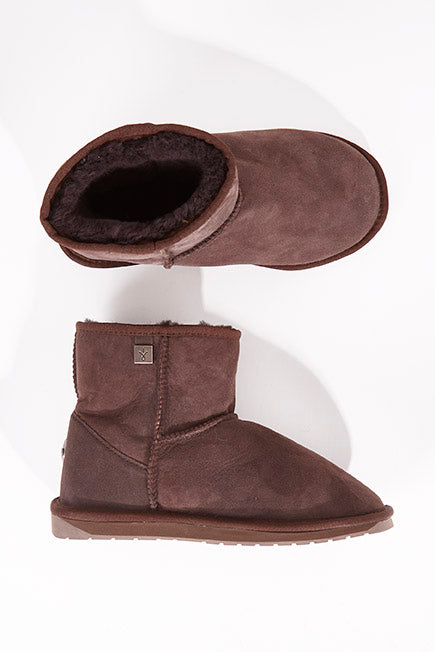 A model wearing size 7 of the Platinum Stinger Mini Ugg Boots in colour Chocolate, from the front, showing the whole outfit