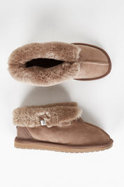 A model wearing size 7 of the Platinum Albany Sheepskin Australian Slipper in colour Mushroom, from the front, showing the whole outfit