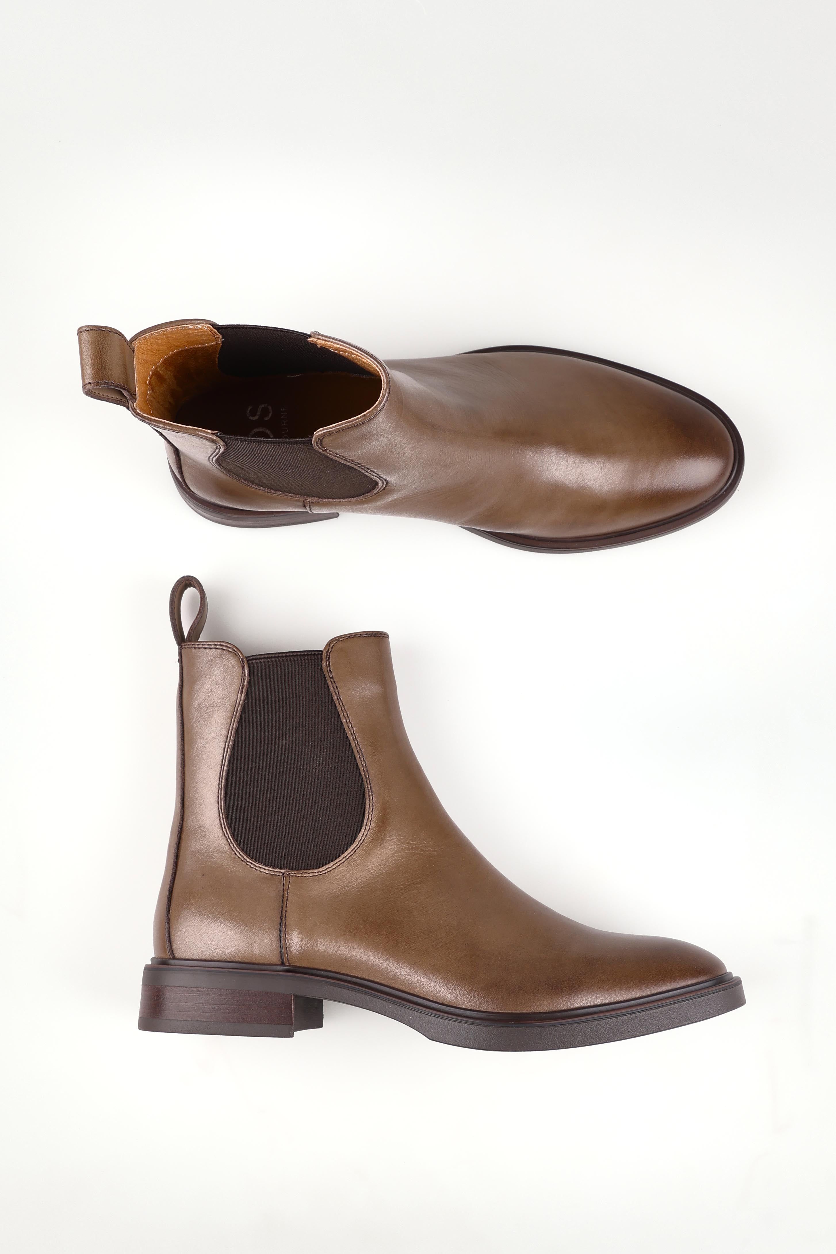 A model wearing size 37 of the Blaik Leather Ankle Boot in colour Nocciola, from the front, showing the whole outfit