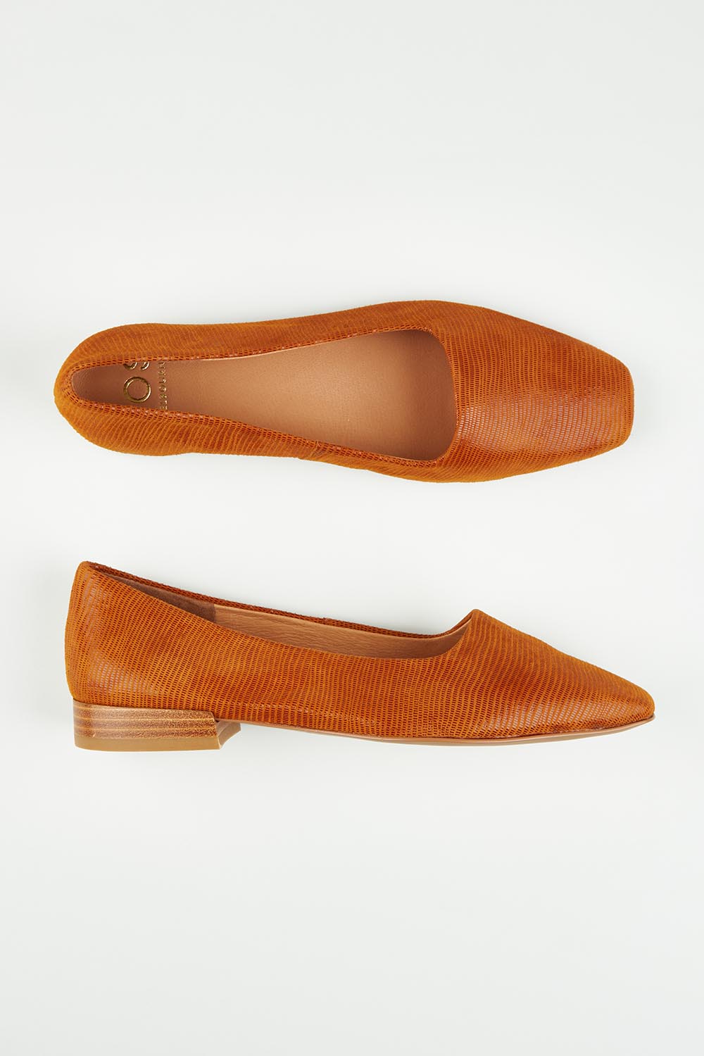 A model wearing size 37 of the Solana Leather Flat in colour Brandy, from the front, showing the whole outfit