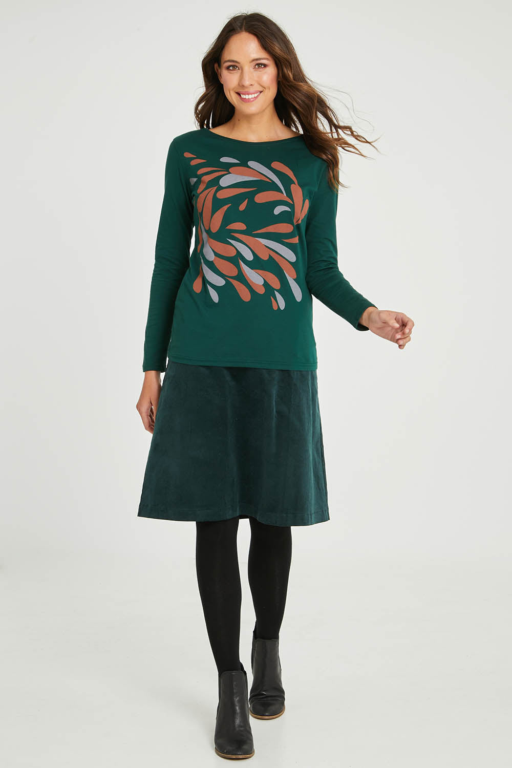 Model Madeline wearing size S of the Hanna Placement Tee in colour Forest (Green), from the front, showing the whole outfit