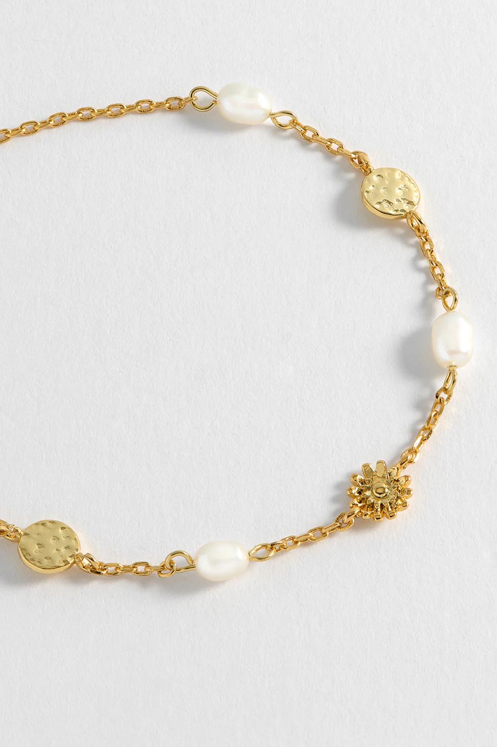 Product shot of the Flower Pearl Hammered Disc Bracelet in colour Goldpearl (Metallics), detail