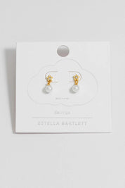 A model wearing the Star & Pearl Stud Earring in colour Goldpearl (Metallics), from the front, showing the whole outfit