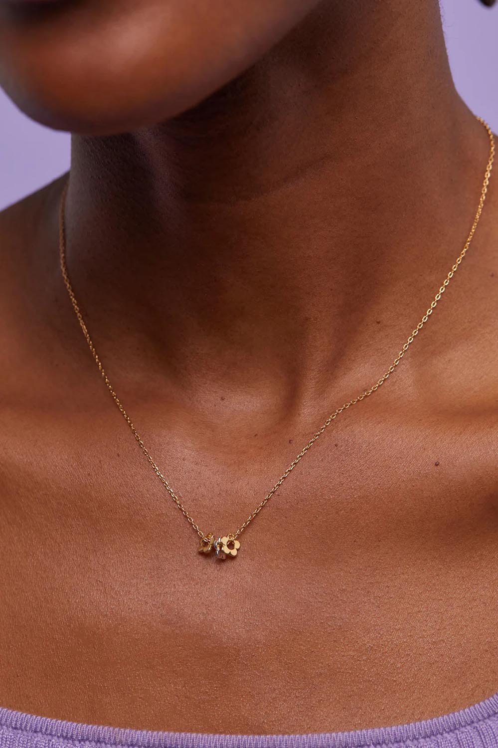 A model wearing the Multi Flower Beaded Necklace in colour Goldsilver (Metallics), from the front, cropped image