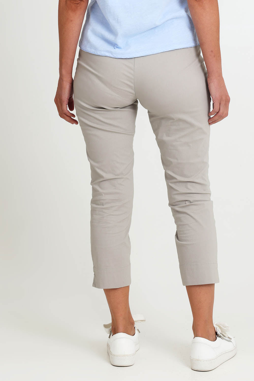 Model Riinar wearing size 10 of the Fuss Free 7/8 Pant – Barley in colour Barley, from the front