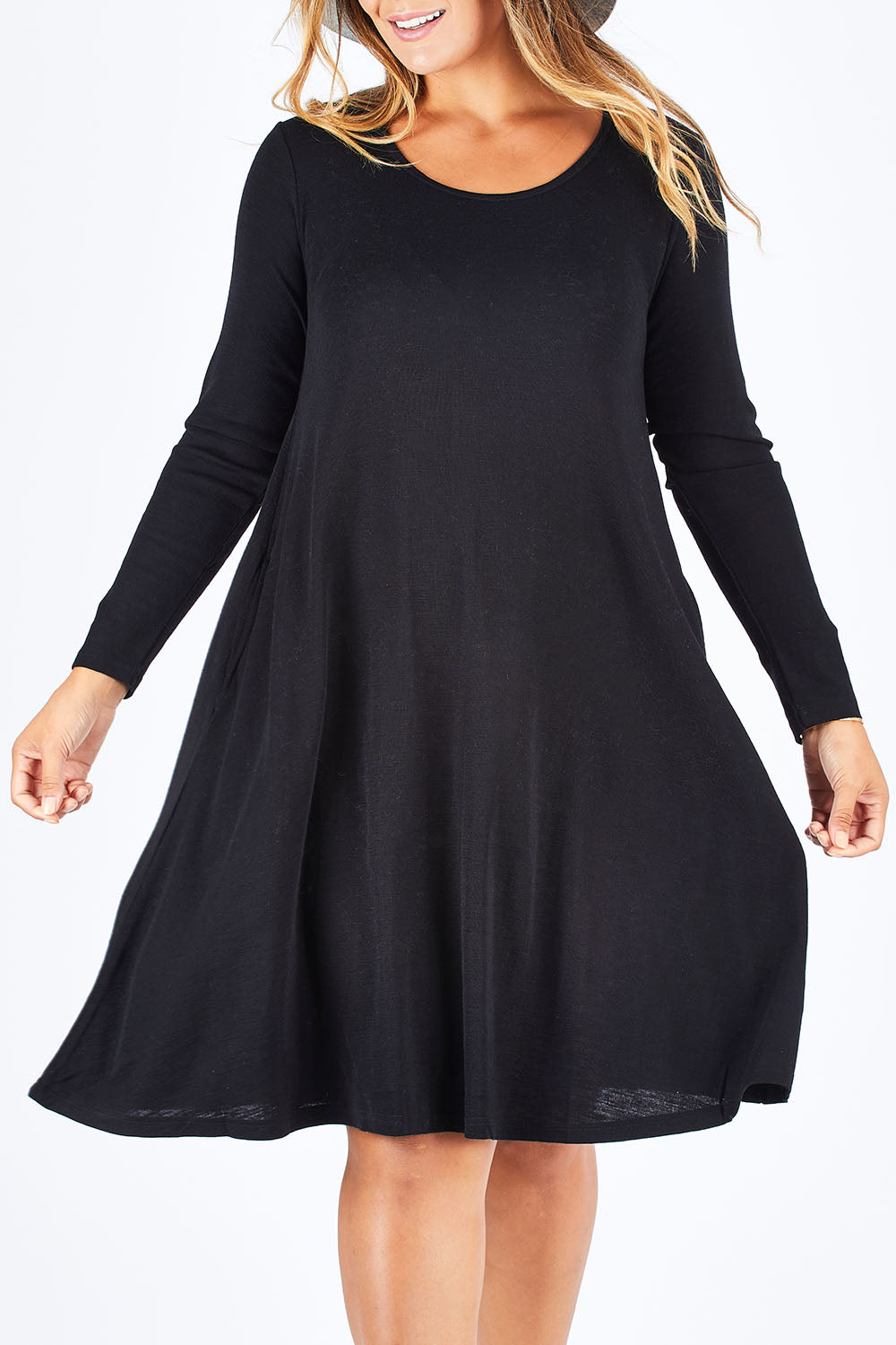 Model Palatina wearing size L of the Raise The Bar Rib Swing Shift in colour Black (Black), from the front, cropped image