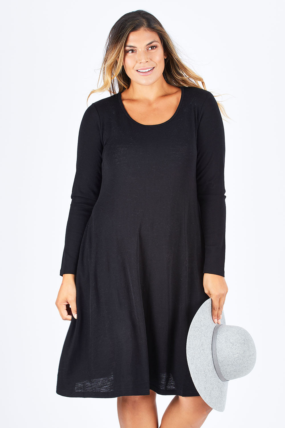 Model Palatina wearing size L of the Raise The Bar Rib Swing Shift in colour Black (Black), from the front, showing the whole outfit