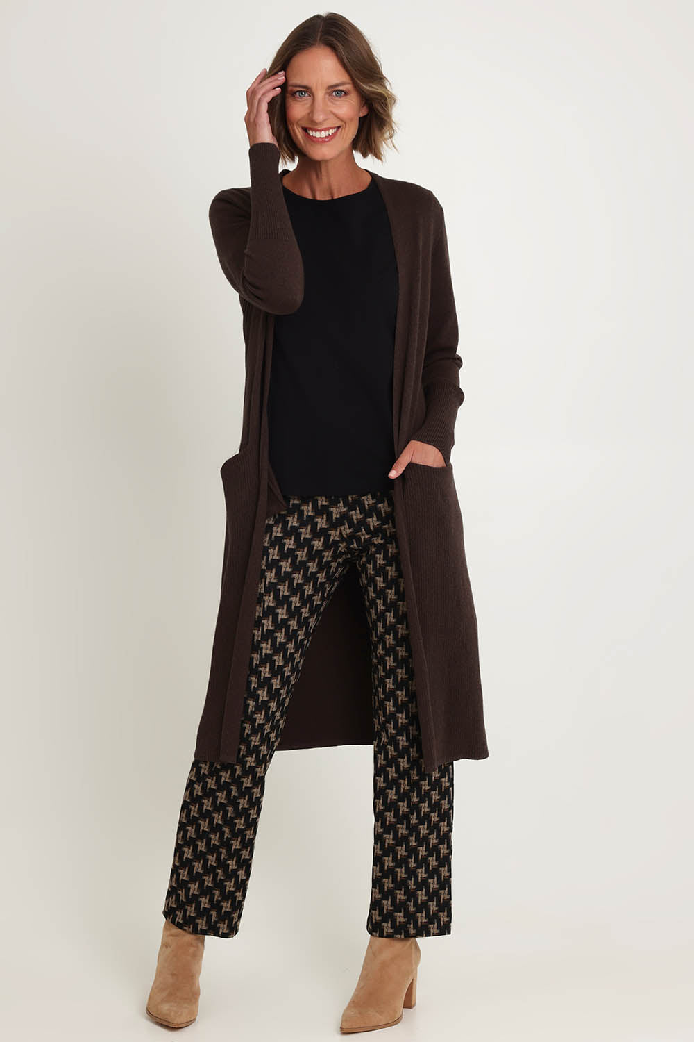 Model Riina wearing size S of the Luxe Line Cardi in colour Cocoa, from the front, showing the whole outfit