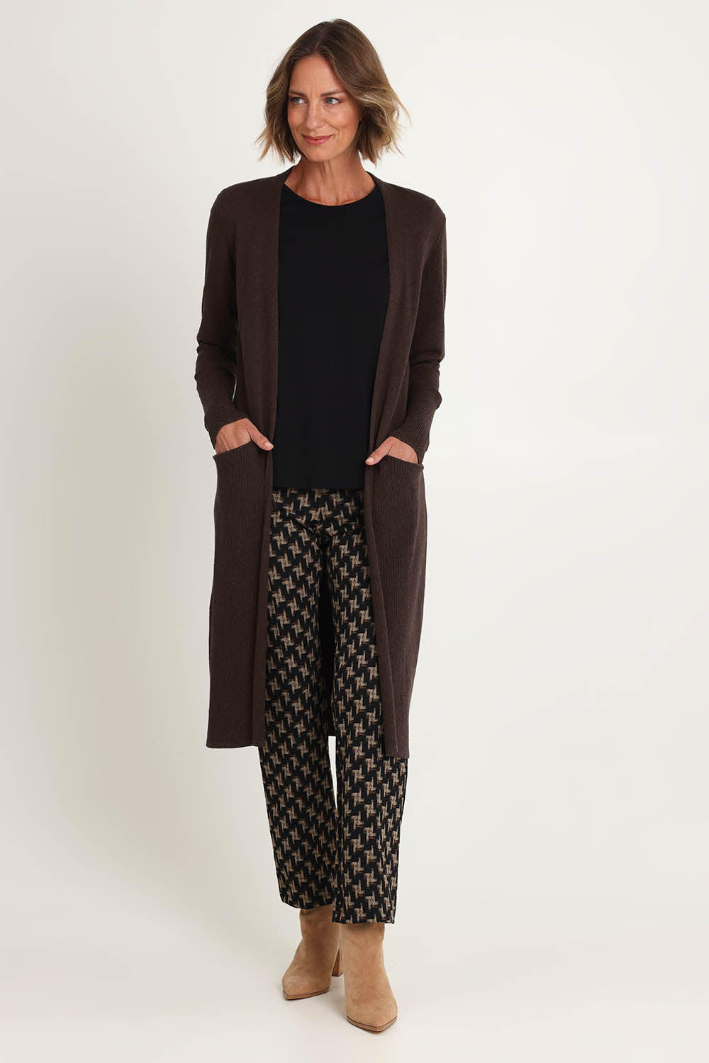 Model Riina wearing size S of the Luxe Line Cardi in colour Cocoa, from the front, showing the whole outfit