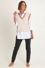 Model Riina wearing size S of the Plush Love Vest in colour Pinkcombo, from the front, showing the whole outfit