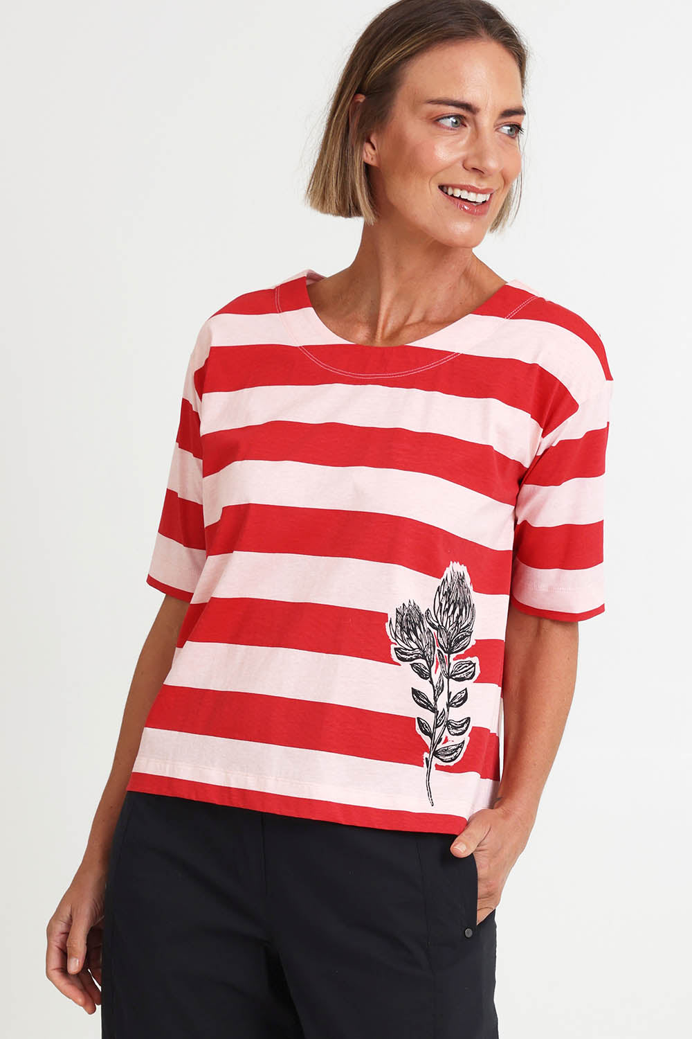 Model Riinar wearing size 10 of the Galleria Tee – Bebold in colour Bebold, in a cropped view