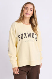 Model Genericm wearing size sample of the Elements Interval Cotton Crew – Buttercrea in colour Buttercrea, in a cropped view