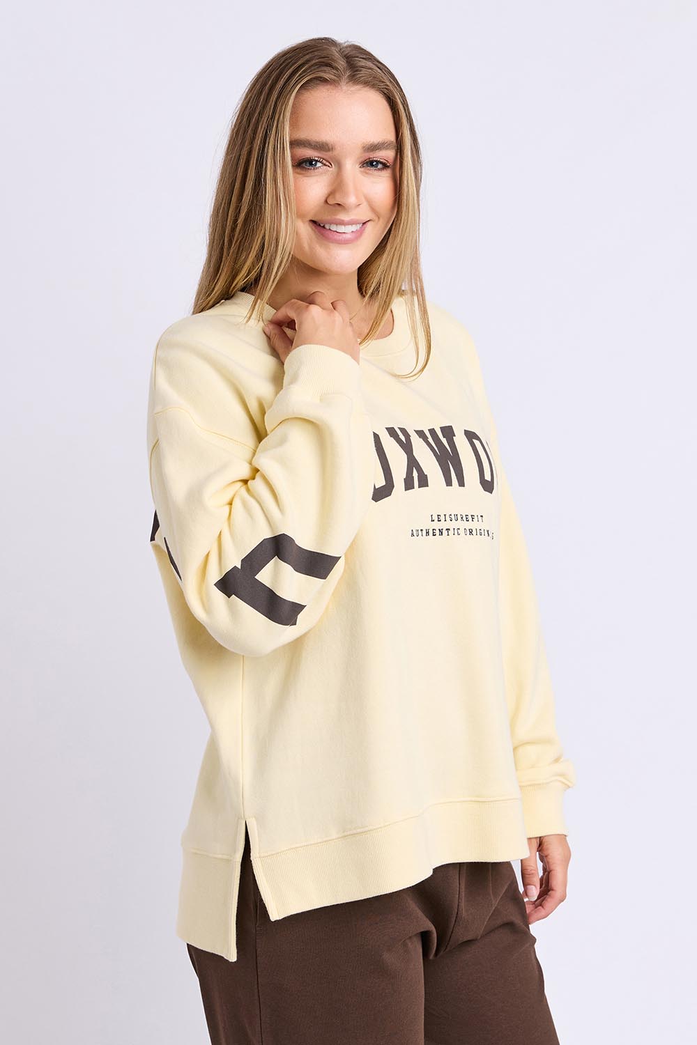 Model Genericm wearing size sample of the Elements Interval Cotton Crew – Buttercrea in colour Buttercrea, in a cropped view