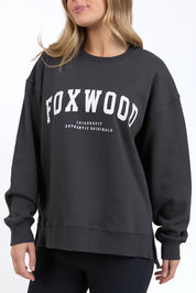 A model wearing the Interval Cotton Crew in colour Darkgrey (Grey), from the front, cropped image