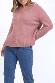 A model wearing the Pepper Knit in colour Rosepink (Pink), from the front, cropped image