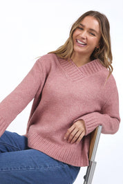 A model wearing the Pepper Knit in colour Rosepink (Pink), from the front, cropped image