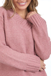 A model wearing the Pepper Knit in colour Rosepink (Pink), from the front, cropped image