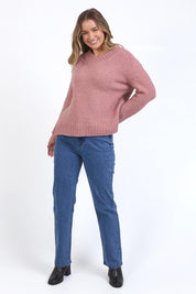 A model wearing the Pepper Knit in colour Rosepink (Pink), from the front, showing the whole outfit
