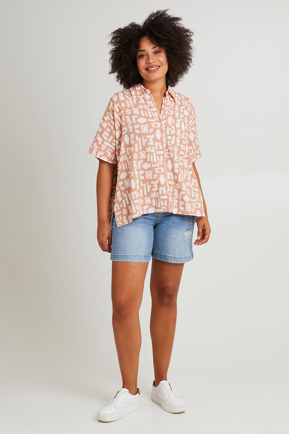Model Olivia wearing size 10 of the Etched Geo Shirt in colour Clay, from the front, showing the whole outfit