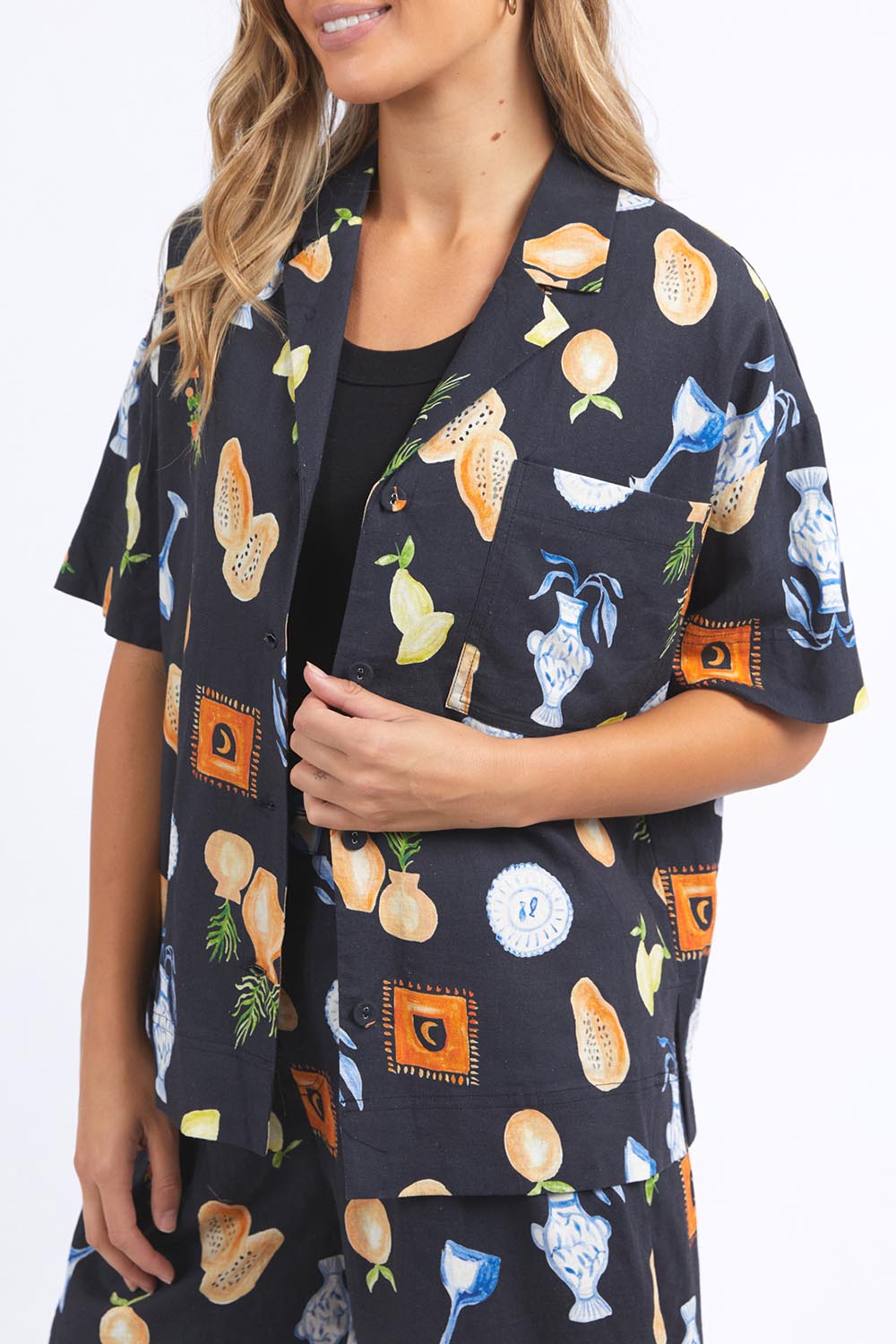 A model wearing the Italian Summer Linen Blend Shirt in colour Print (Black), from the front, cropped image