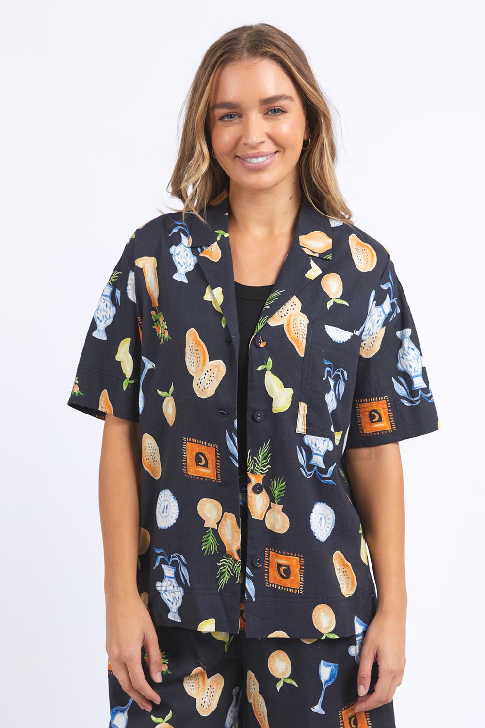A model wearing the Italian Summer Linen Blend Shirt in colour Print (Black), from the front, cropped image