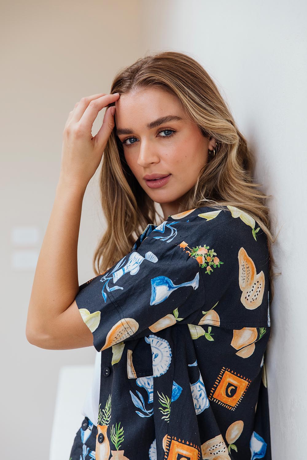 A model wearing the Italian Summer Linen Blend Shirt in colour Print (Black), from the front, showing the whole outfit