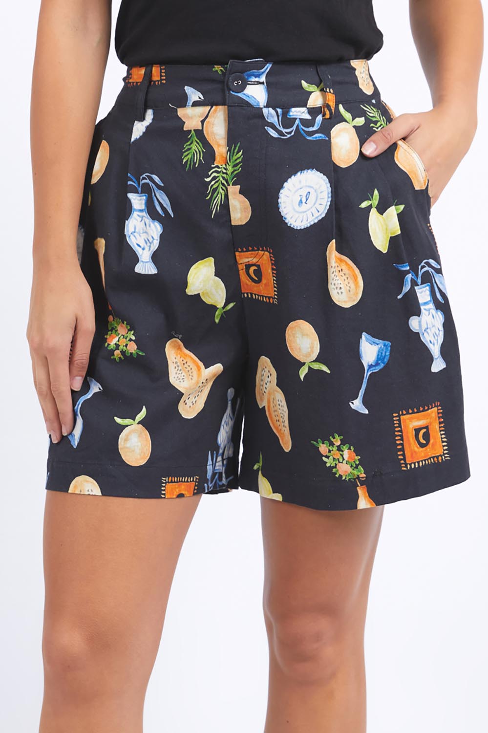 A model wearing the Italian Summer Linen Blend Short in colour Print (Black), from the front, cropped image