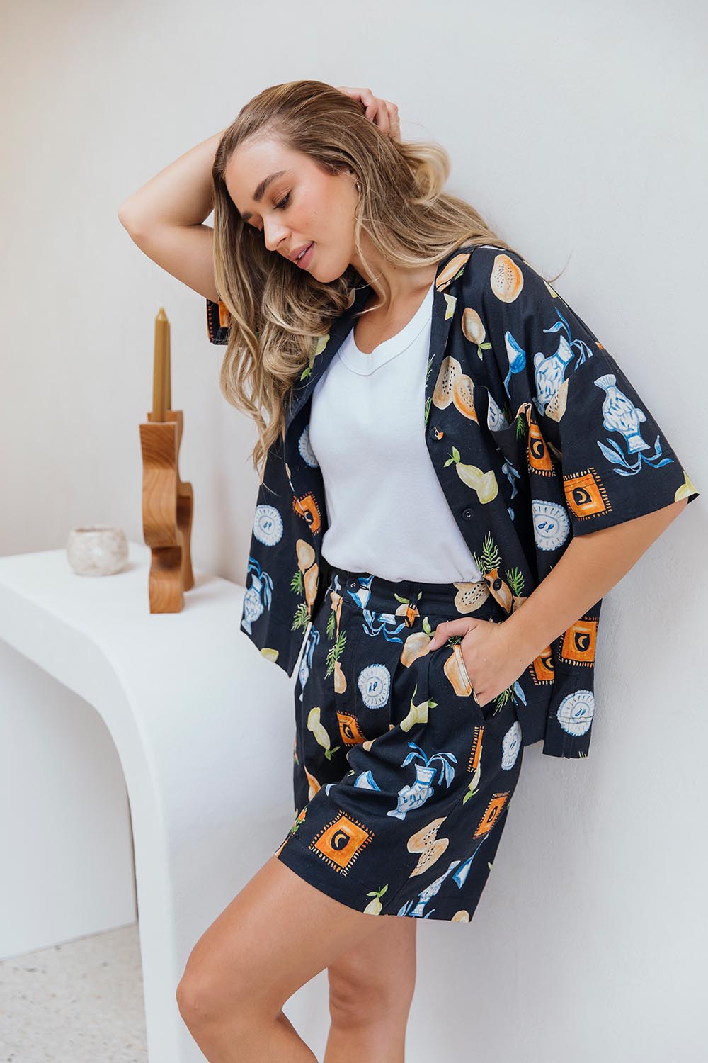 A model wearing the Italian Summer Linen Blend Short in colour Print (Black), from the front, showing the whole outfit