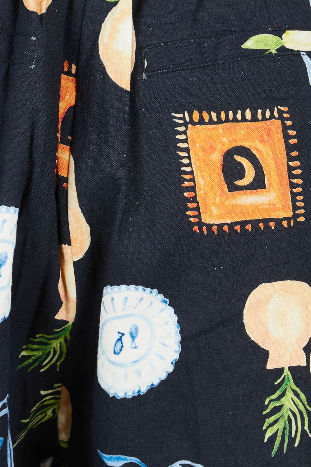 Product shot of the Italian Summer Linen Blend Short in colour Print (Black), detail