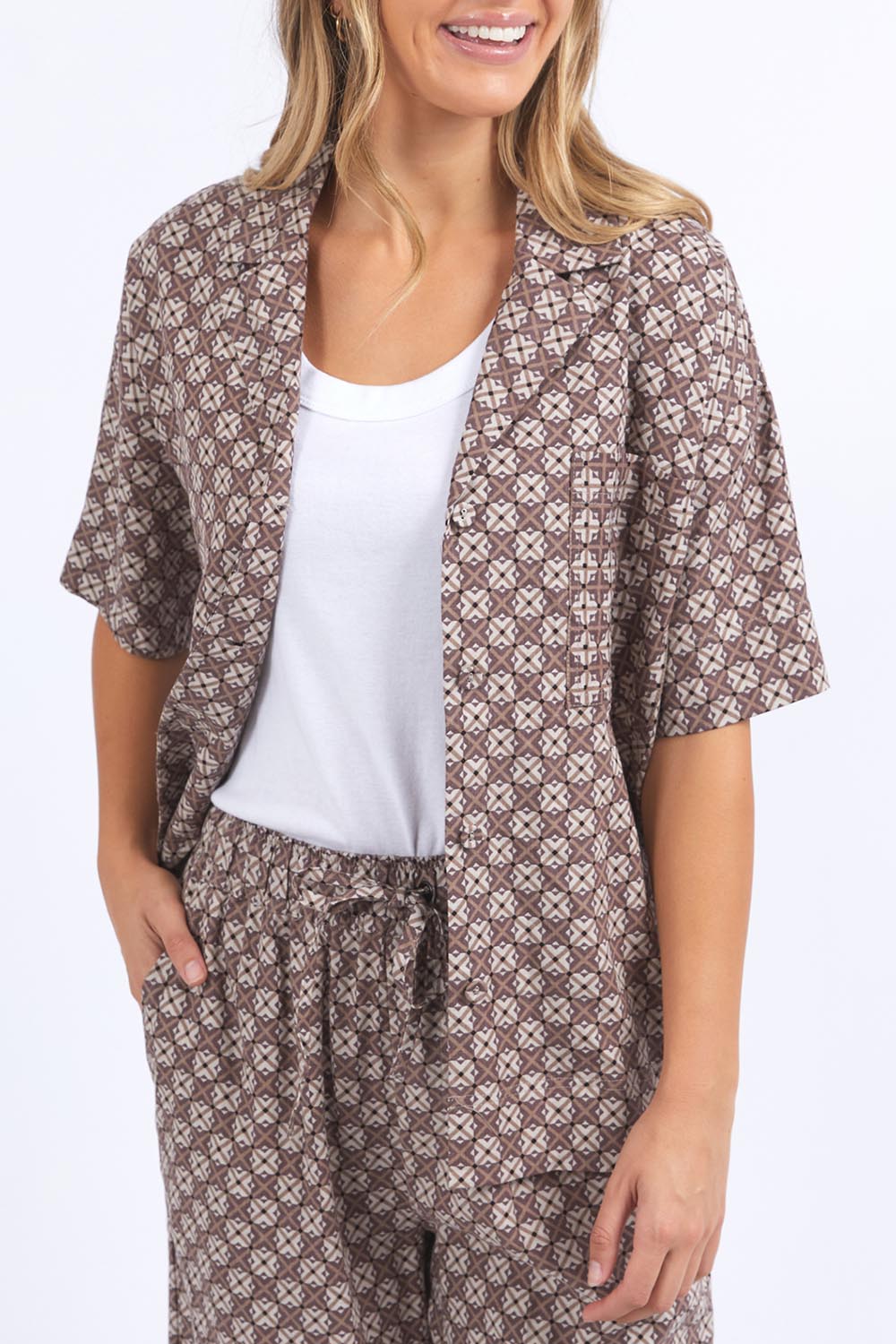 A model wearing the Lui Geo Linen Blend Shirt in colour Luigeo, from the front, cropped image
