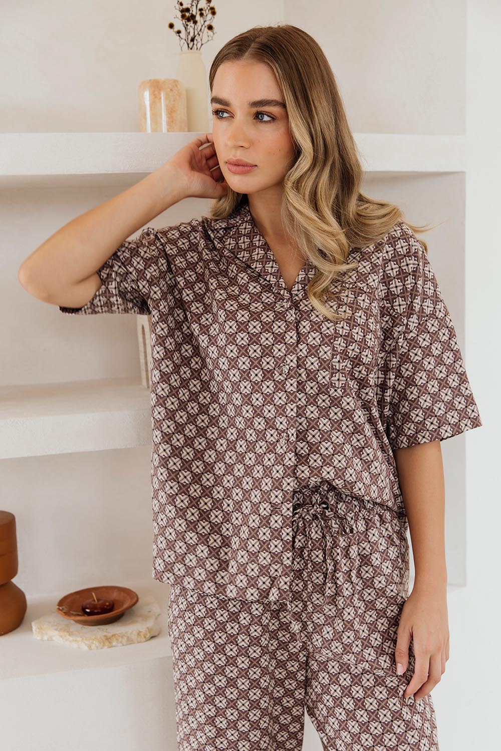 A model wearing the Lui Geo Linen Blend Shirt in colour Luigeo, from the front, showing the whole outfit
